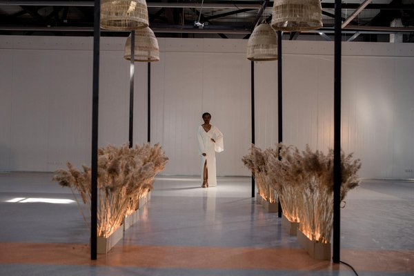 Quels sont les meilleurs moyens d'associer des sacs à main colorés à des tenues neutres ?